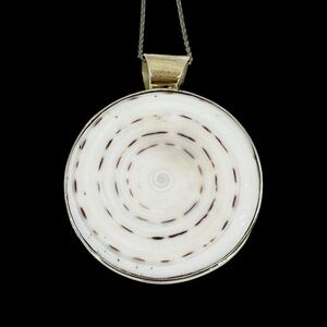 Sterling silver shell pendant - GM528